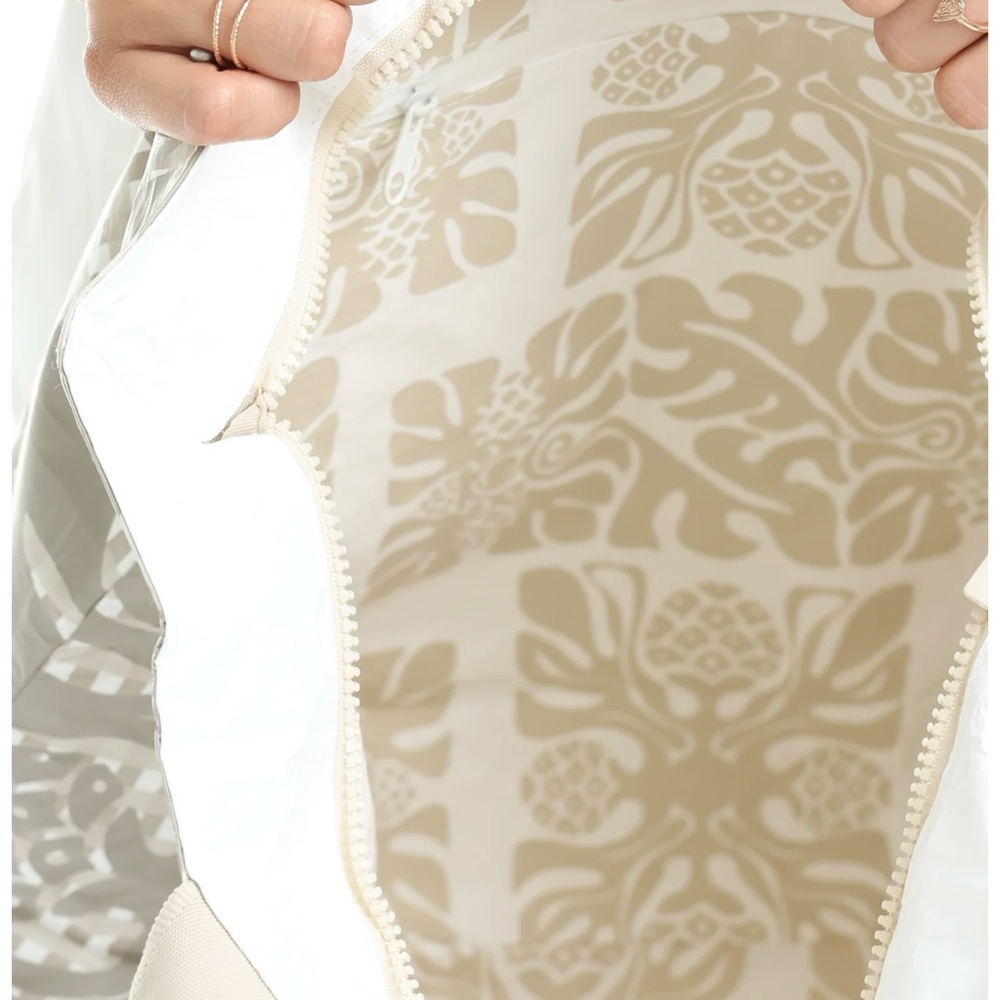 Manuhealii x Aloha Collection - Cream/White ʻUlu print Day Tripper - Picture 3 of 5